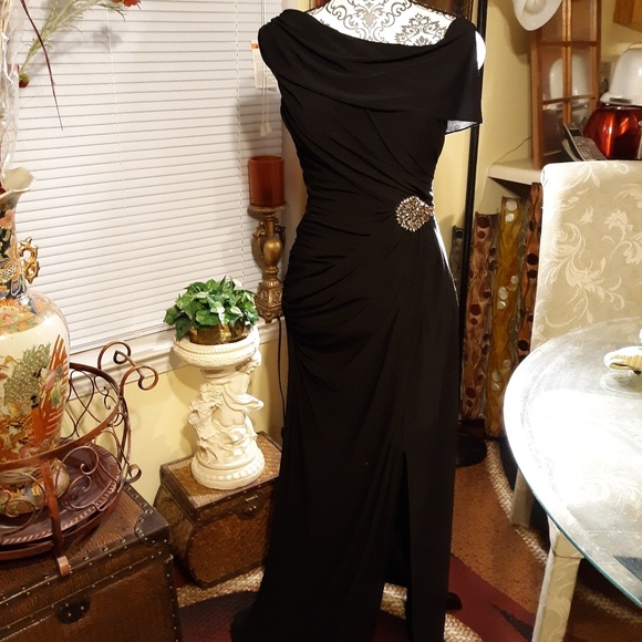 Cachet Dresses & Skirts - Cachet formal dress size 6